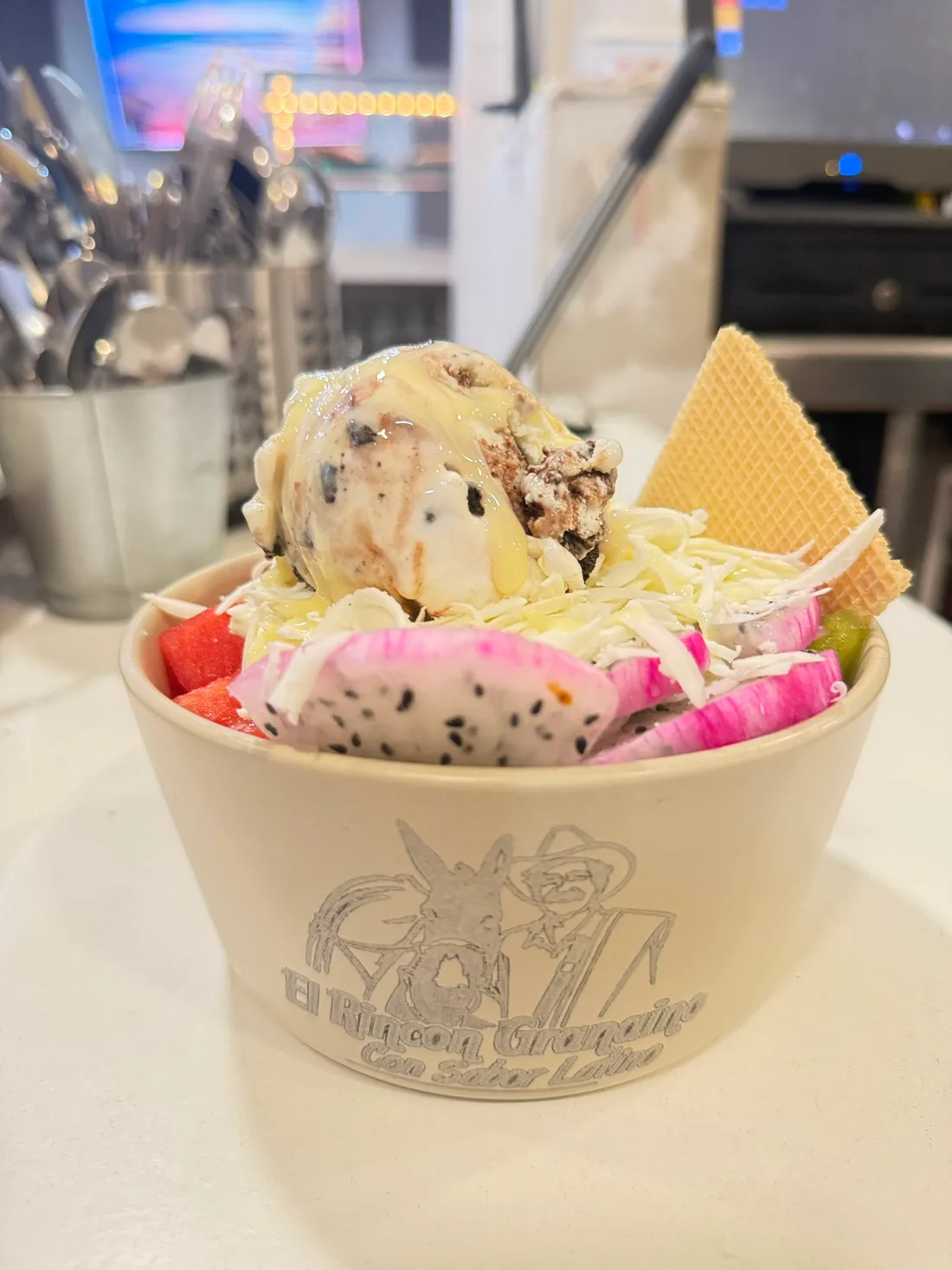 Copa de helado con fruta tropical